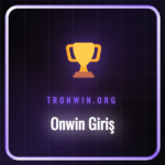 Onwin Giriş ekranını gösteren bir dizüstü bilgisayar ve kahve